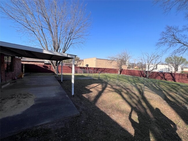 Building Photo - 818 Fairlawn Dr