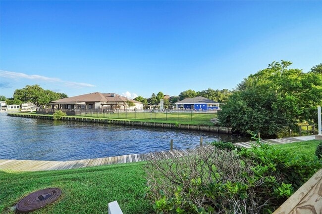 Building Photo - 3 April Point Dr S