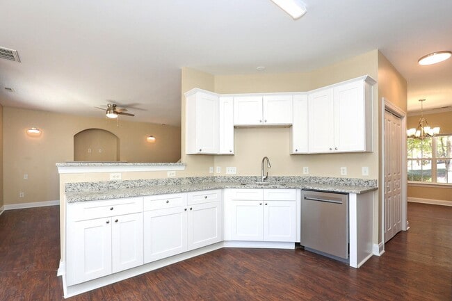 Building Photo - Welcome to this stunning 5 bedroom, 2.5 bath home nestled in the desirable location of Cornelius,...