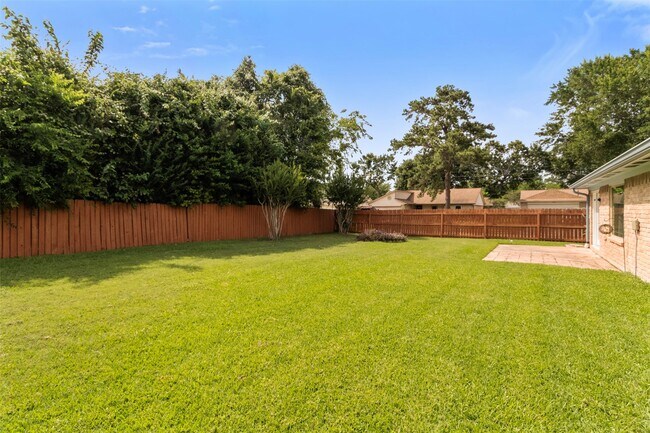 Building Photo - 16319 Pitch Pine Dr