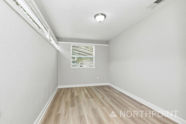 Building Photo - 3 BR/1BA | Newly Renovated Single Family Home |  Fenced backyard | In Jacksonville!