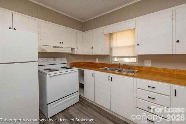 Building Photo - 213 Roslyn Rd