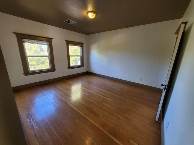 Building Photo - STUNNING 1BD/1BA IN A  FIVEPLEX IN EAST SA...