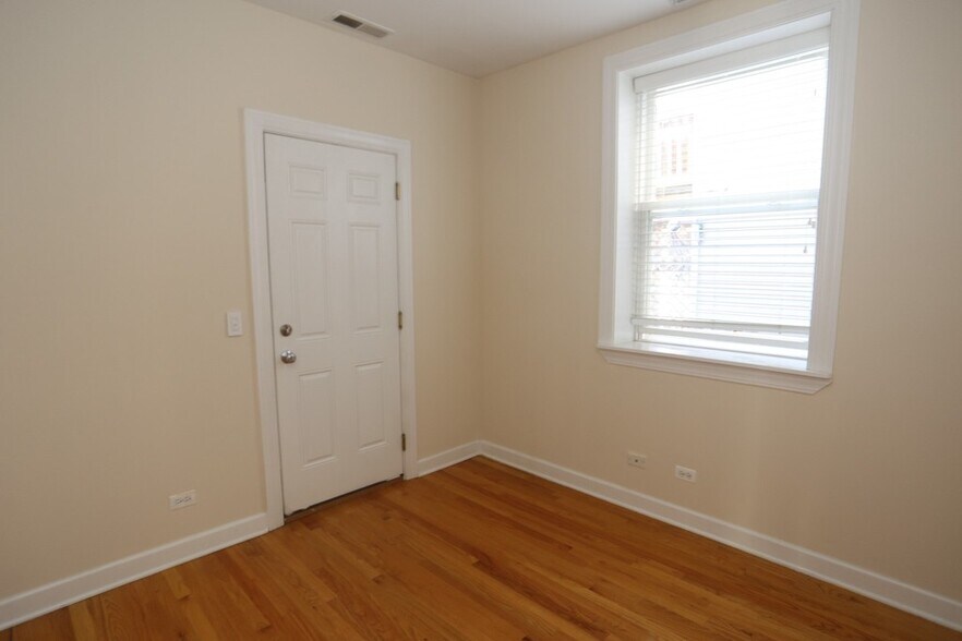 Building Photo - 3257 N Clifton Ave