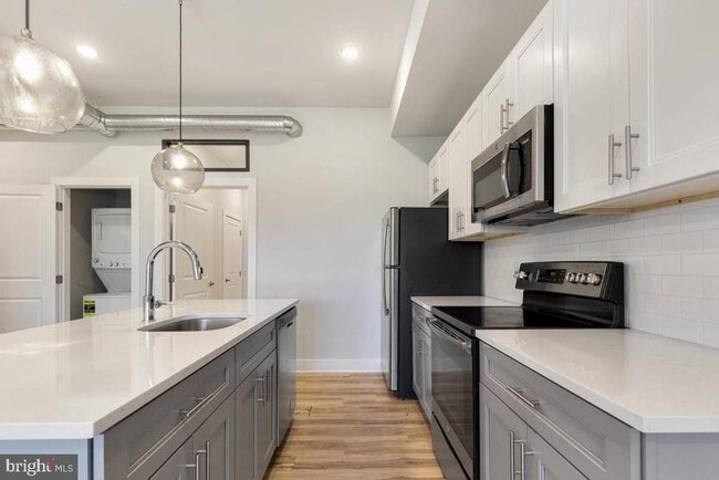 Primary Photo - 2440 Kensington Ave