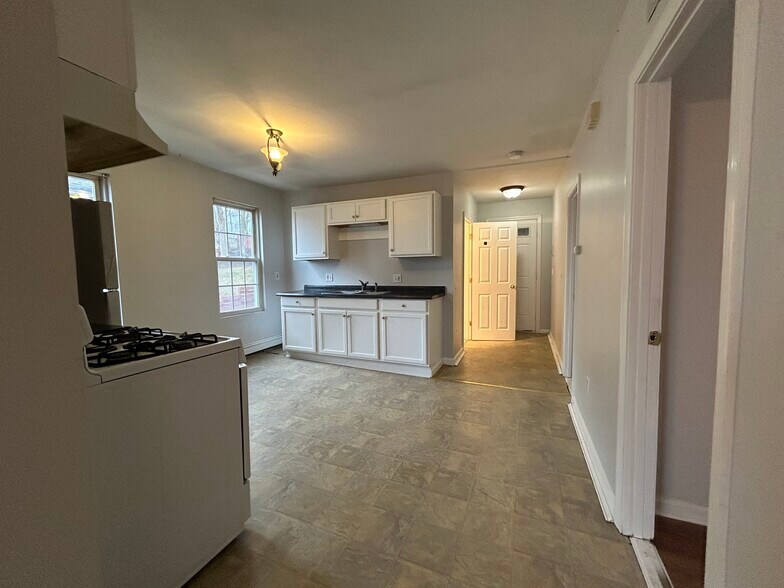 Building Photo - 4 Carlstad St