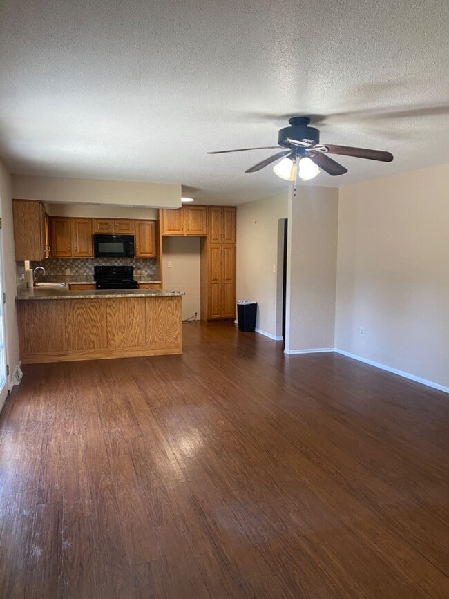 Building Photo - 1002 Glenn Dr