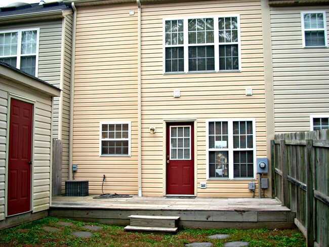 Building Photo - 3 BR / 1.5 BA Townhouse near Virginia Cent...