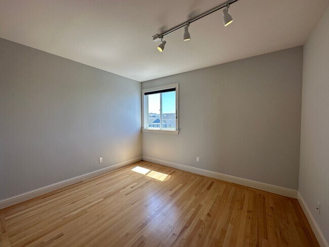 Building Photo - Lincoln Avenue Units