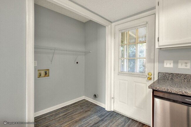 Building Photo - 2 Bedroom Townhouse with Views of County P...