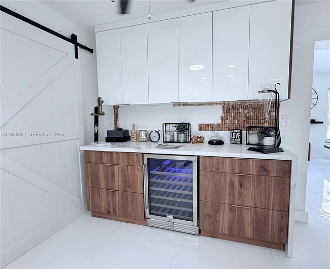 Building Photo - 9495 Dominican Dr