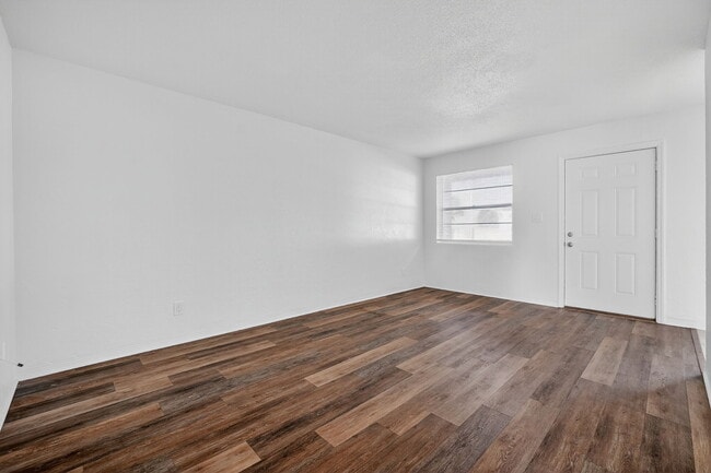 Building Photo - 2417 N Oleander Ave