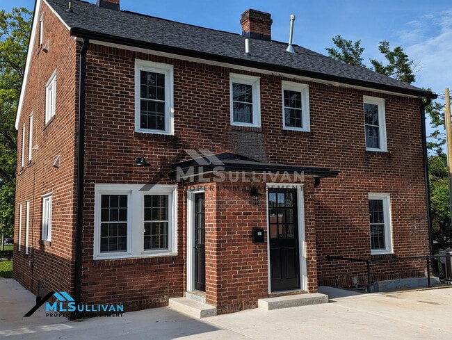 Building Photo - 229 W Elm St