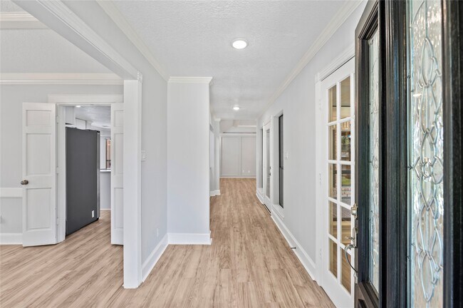 Building Photo - 911 Montview Dr