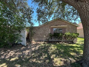 Building Photo - SPACIOUS SOUTHSIDE DUPLEX!