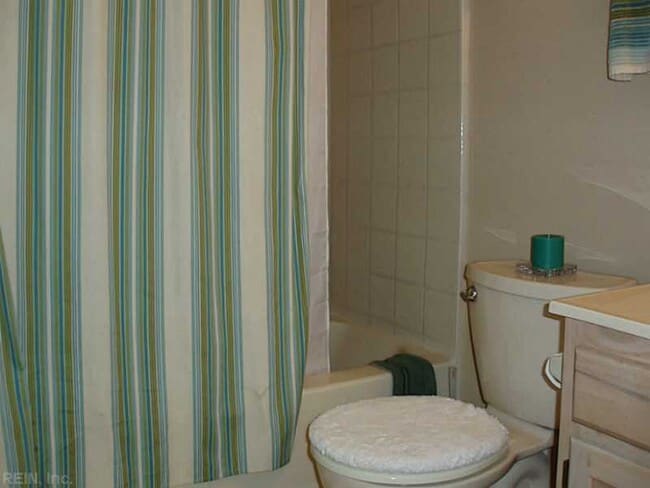Building Photo - CHESAPEAKE UPDATED END-UNIT TOWNHOME