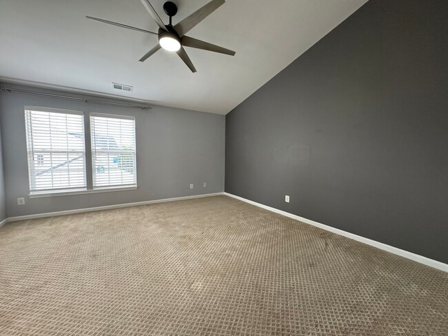 Building Photo - Stunning  4 Bed 3 Bath Home With Spacious ...