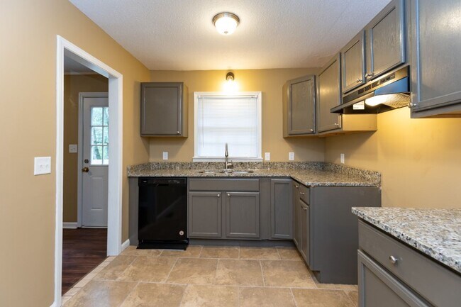 Building Photo - Pet-Friendly 3BR with Bonus Room, Deck & G...
