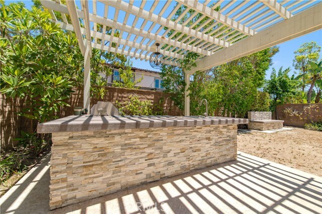 Building Photo - 9 Shadybend