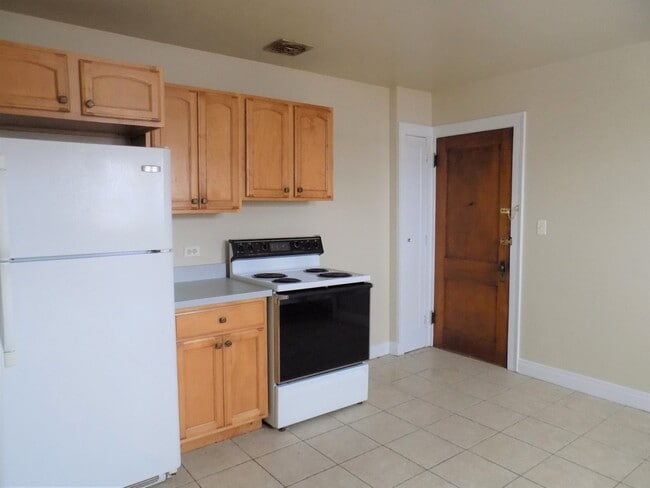 Building Photo - 328 Green Bay Rd