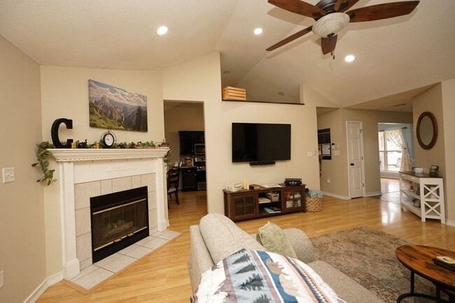 Building Photo - Lovely Cul-De-Sac Home in South Crestview