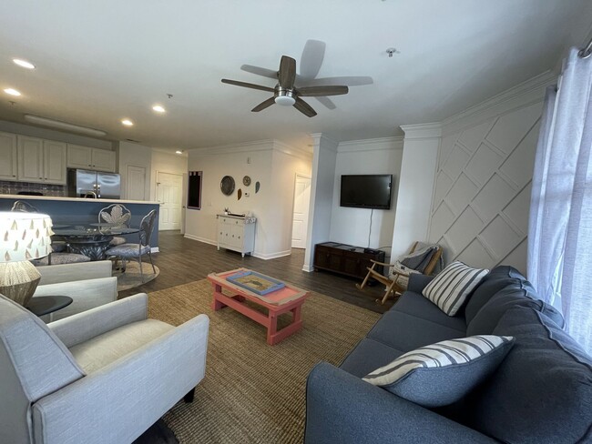 Building Photo - NEWLY LOWERED PRICE!  Recently renovated condominium in the well sought-after Crow Creek subdivis...