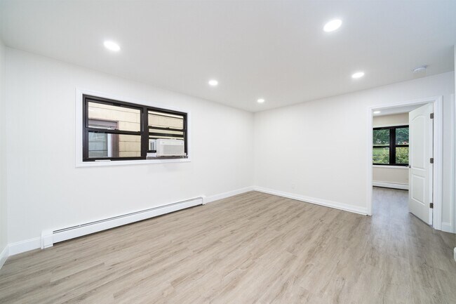 Building Photo - 213 Manhattan Ave