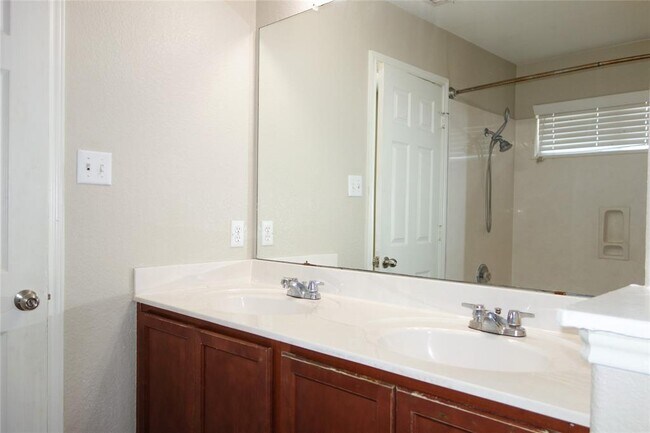 Building Photo - 108 Lavaca Loop