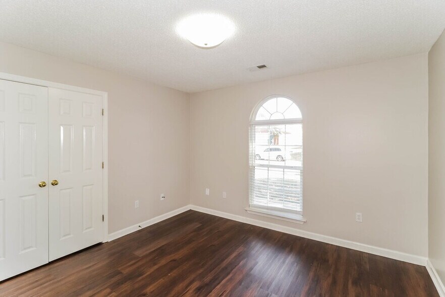 Building Photo - 1708 Cherry Creek Dr