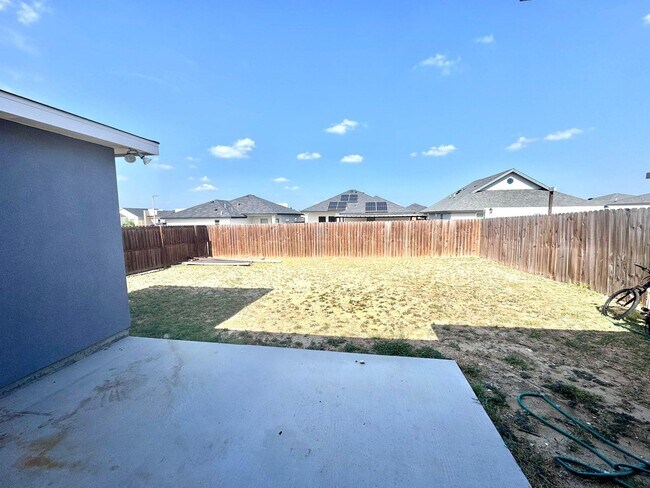 Building Photo - 515 Graneros Ave