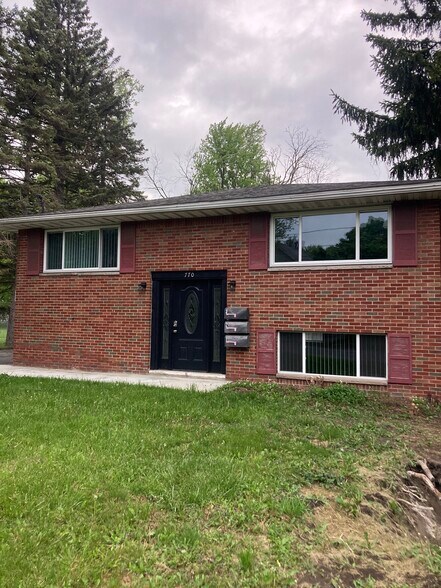 Building Photo - 770 E Robinson St