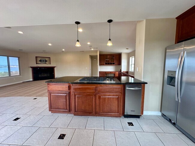 Building Photo - Huge Bay Front 3 Bed 2.5 Bath