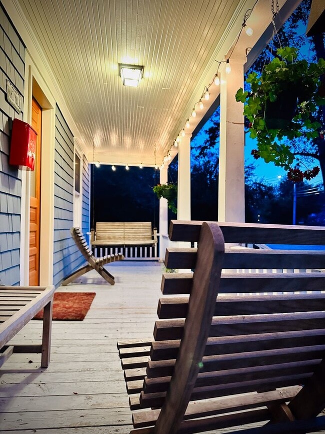 Building Photo - Charming 2 Bed 1 Bath