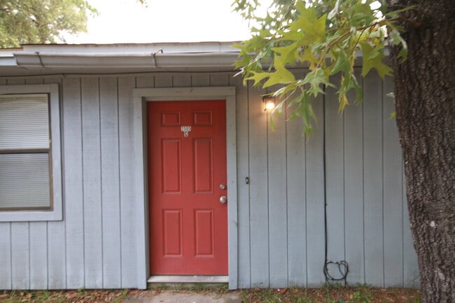 Building Photo - Spacious 2 Bedroom Rental Near Mobile Hwy ...