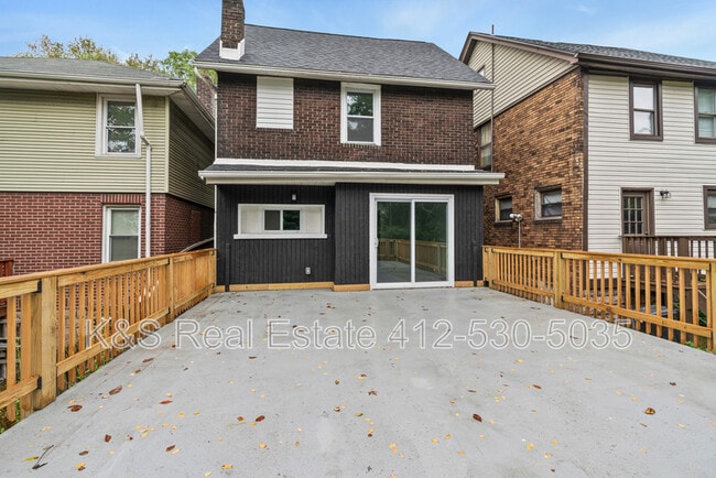 Building Photo - 2242 Manor Ave
