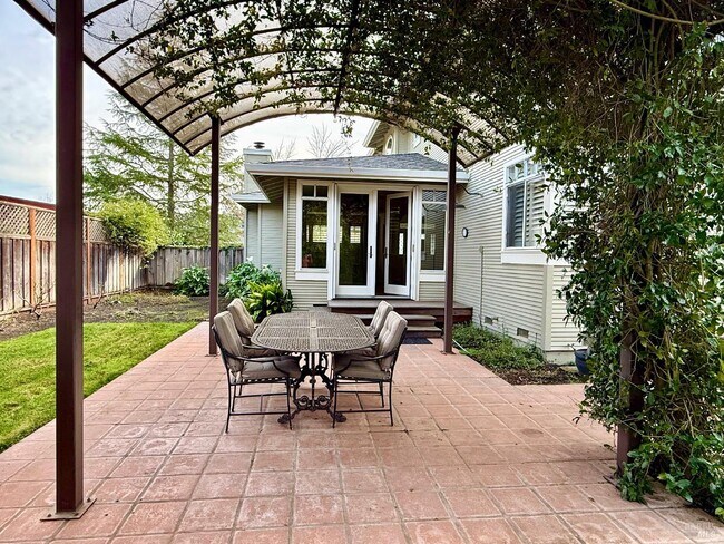 Building Photo - 1876 Heritage Way