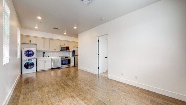 Building Photo - 1 bedroom Granny unit! (Above Garage) with...