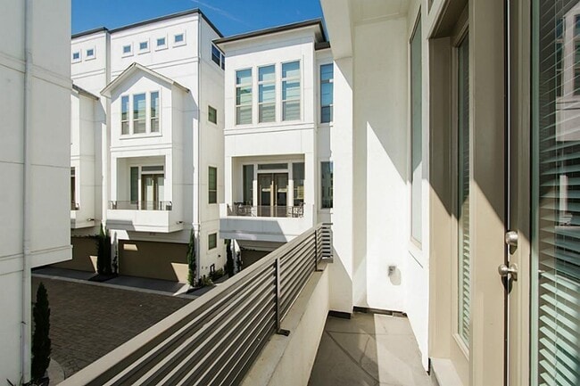 Building Photo - 5469 Larkin St