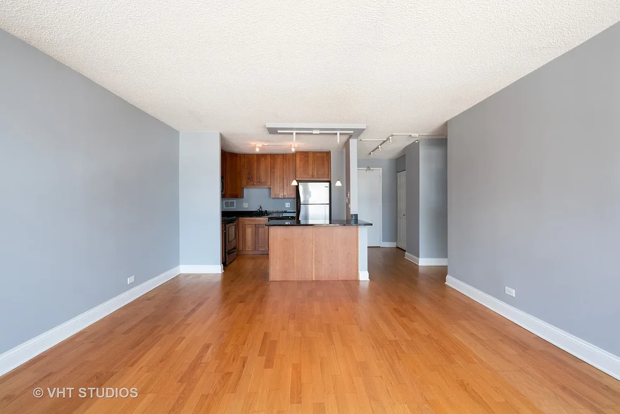 Building Photo - 450 W Briar Pl
