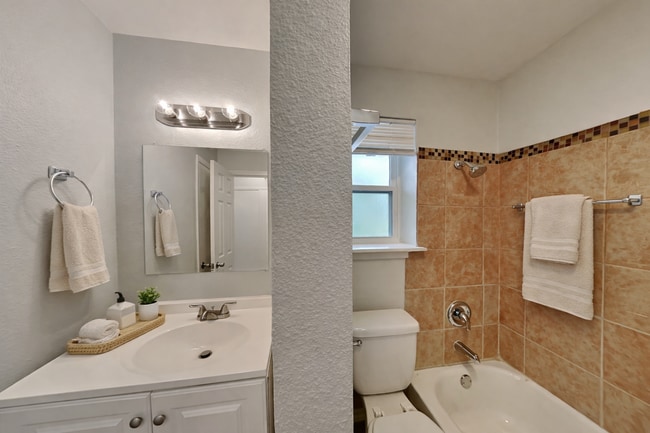 Building Photo - Newly Renovated 3BR/2BA Home in Dallas