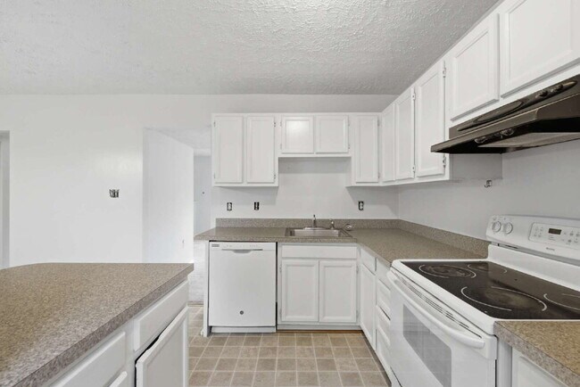 Building Photo - Beautifully Refreshed 3BR Townhome with Private Fenced Backyard in Brandy Station
