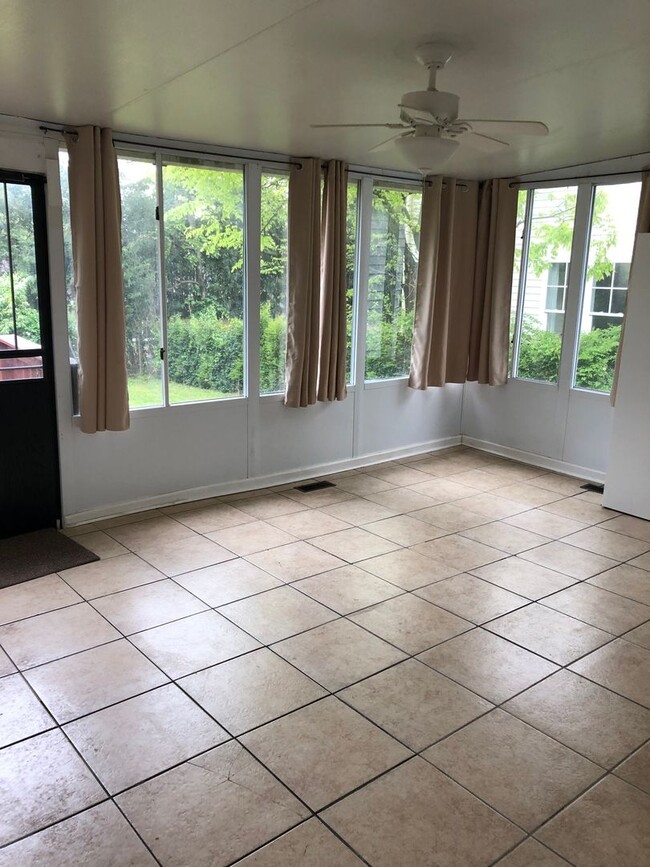 Building Photo - Cozy 2 Bed/ 1 Bath Home with Large Sun Room and Fenced Yard in Sylvan Park, Pet Friendly....