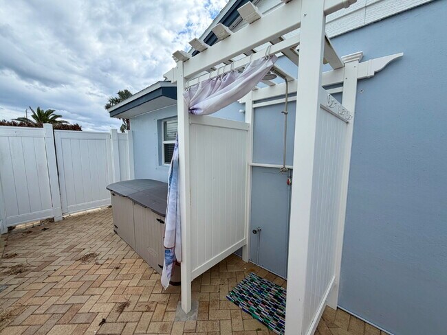 Building Photo - Gorgeous Pool Home in Satellite Beach!!