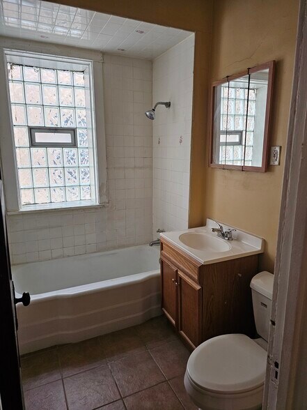 Building Photo - 1731 W Berwyn Ave