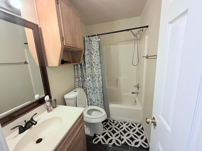 Building Photo - 5110 Daybreak Dr