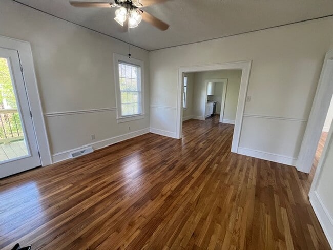 Building Photo - Newly-RENOVATED 2/1 House in a prime location!