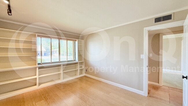Building Photo - 3821 S Kenwood Ln