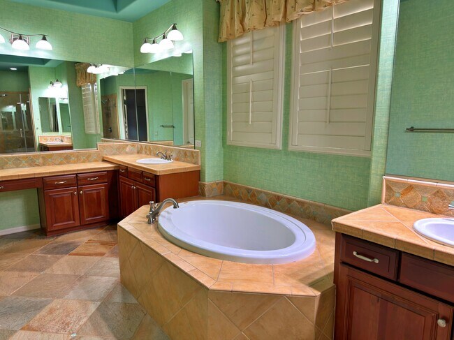 Building Photo - 737 E Charlevoix Ave