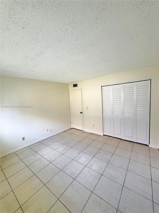 Building Photo - 933 W Jasmine Dr