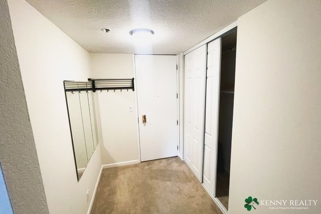 Building Photo - Top Floor One Bedroom - Easy Access to Garage Parking + Great Amenities